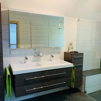 weißes Waschbecken mit Spiegel